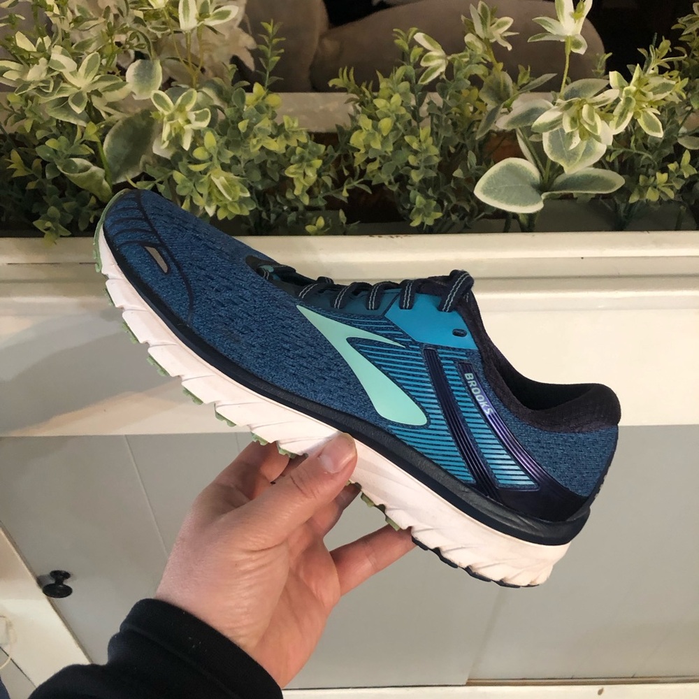 Women’s Brooks Adrenaline GTS 19 Mineral Blue Teal size 10.5